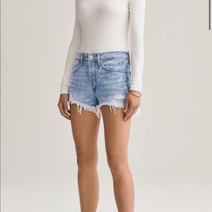 AGOLDE - parker vintage cut-off distressed light wash denim shorts in swapmeet